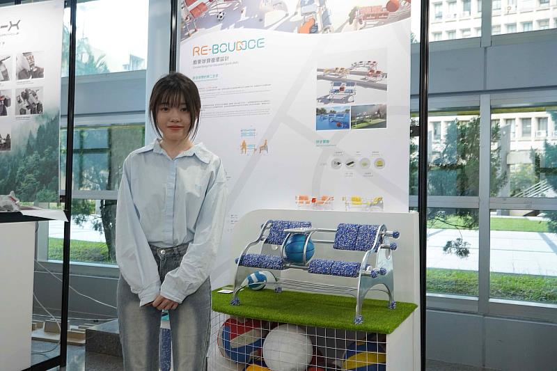 工業設計組黃方兪、林斯勤將110 顆廢棄球皮轉化為模組化座椅《永續球場長椅RE-BOUNCE》，展現簡便的維護體驗與長效耐用度，實現真正的材料閉環。