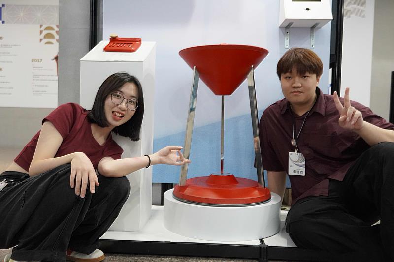 鄭雅云（左）、秦浩然（右）的《NeoLuck Studio》跳脫產品設計功能導向的既定印象，以大膽拆解思維及荒誕的互動方式，帶領觀眾反思深植在生活中的迷信，例如：用計算機呈現數字吉凶。