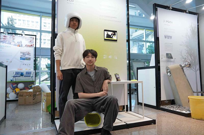 林勤皓（右）、袁旭東（左）開發《FLIP避震護頭凳》，期待透過這項設計，讓更多人意識到防災裝備的重要性。