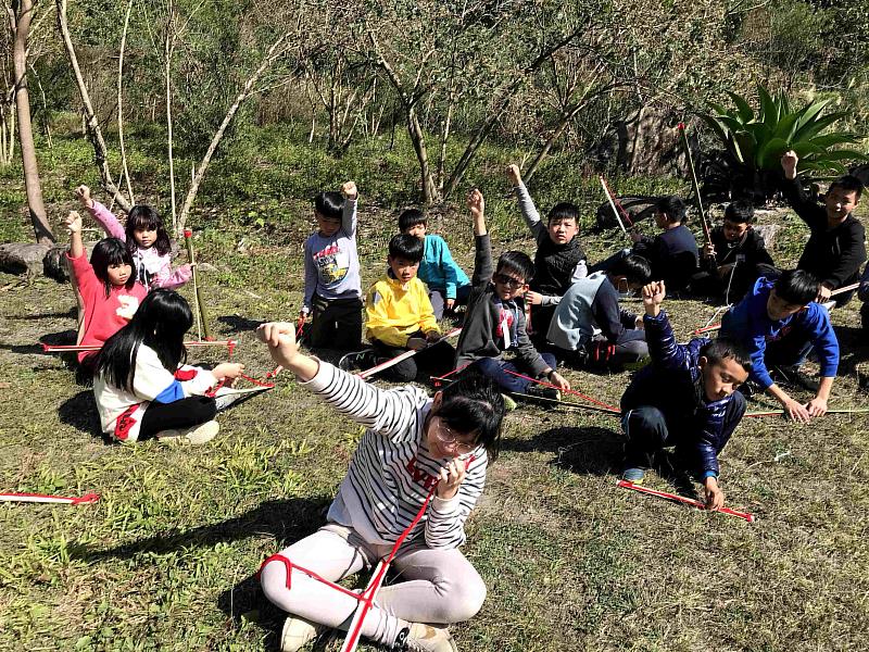 「尖石獵人生活體驗營」原鄉智慧與勇氣之行熱烈招募，中獵人陷阱製作 × 野溪溯溪挑戰 × 森林攀樹體驗山林裡的鋼鐵試煉，見證從城市少年到部落勇士的榮耀蛻變。