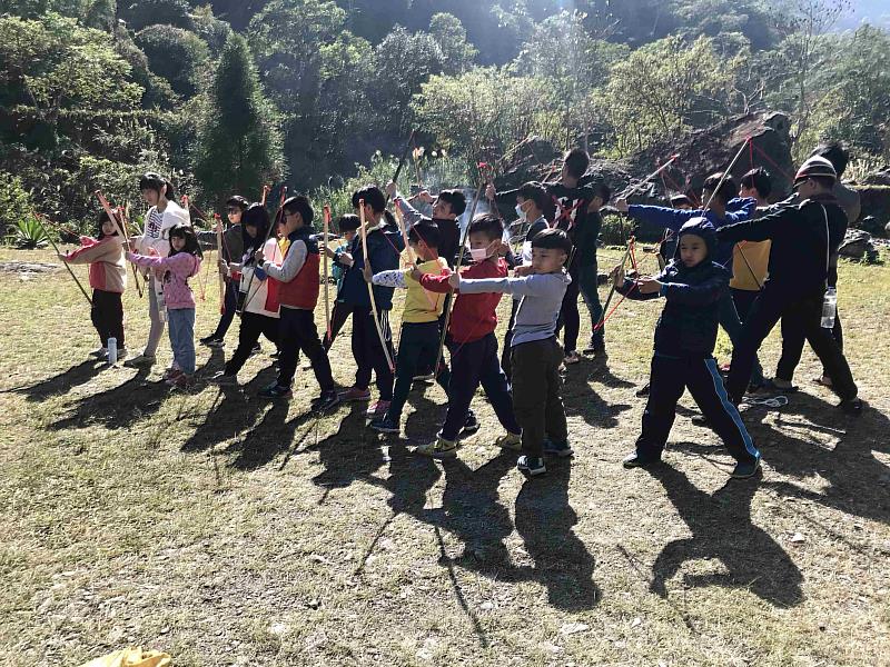 「尖石獵人生活體驗營」原鄉智慧與勇氣之行熱烈招募，中獵人陷阱製作 × 野溪溯溪挑戰 × 森林攀樹體驗山林裡的鋼鐵試煉，見證從城市少年到部落勇士的榮耀蛻變。