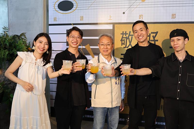 林茂盛代理縣長享用宜蘭特色風味的爵士調飲。（民眾可於活動會場餐飲櫃位購買）
