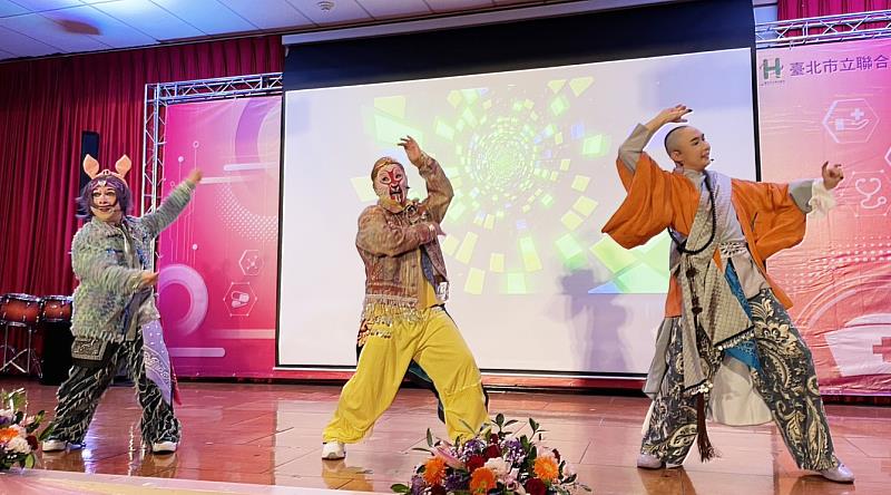 文化大學藝術學院師生於北市聯醫「國際護師節大會」帶來精彩演出，以藝術向第一線護理人員致敬。