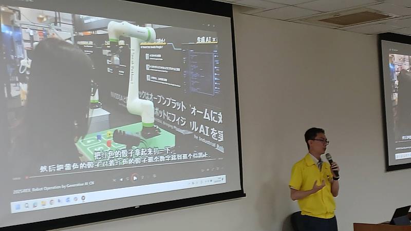 台灣發那科陳孟弘經理說明生成式AI於機器手臂應用案例。