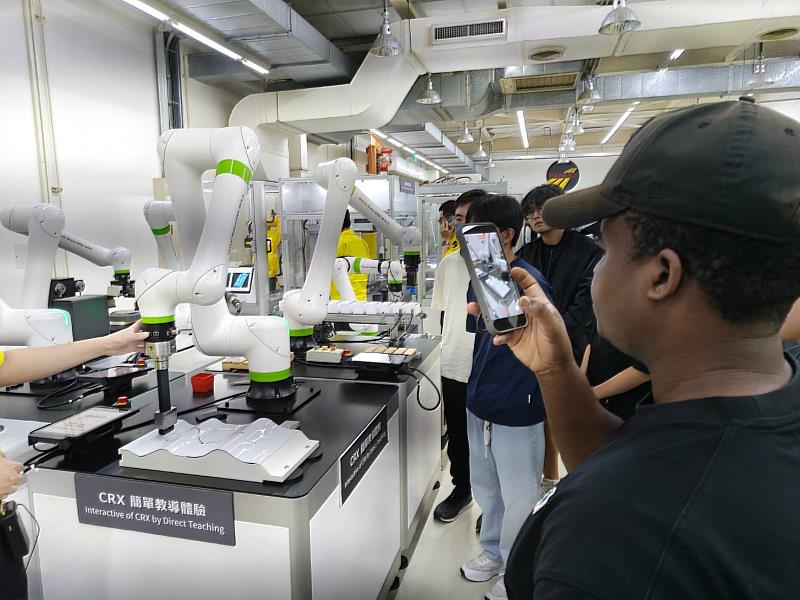 機械系史瓦帝尼籍學生邦定斯對台灣發那科展示內容留下深刻印象。