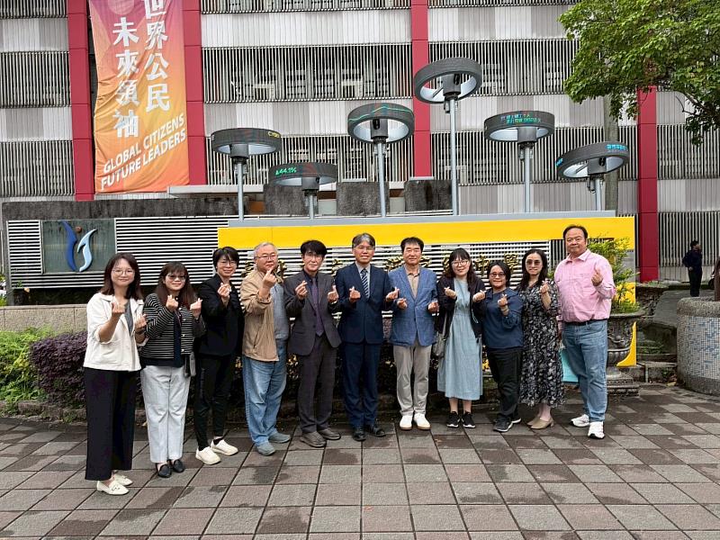 圖四、韓國參訪團拜訪南港高中與南港高中校長黃郁博合影。