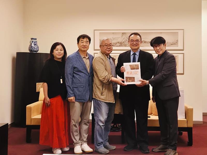 圖三、右起韓國東一工業高等學校黃鉉柱校長、國立故宮博物院蕭宗煌院長、韓國東一工業高等學校朴泰順行政室長、平澤文化院朴起徹副院長、東吳華語教學中心林宜陵主任。