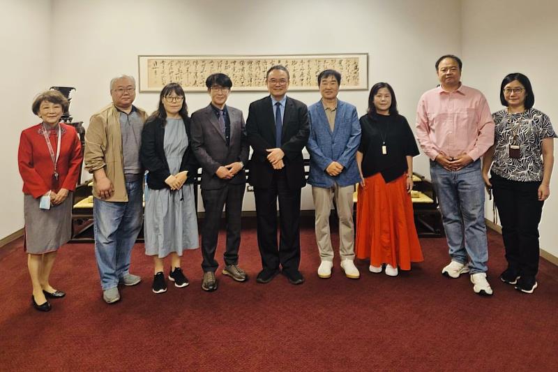 圖二、韓國參訪團參觀國立台北故宮博物院。