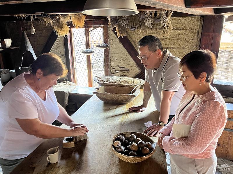 徐佳青參訪波丹妮花園製作手工香皂。