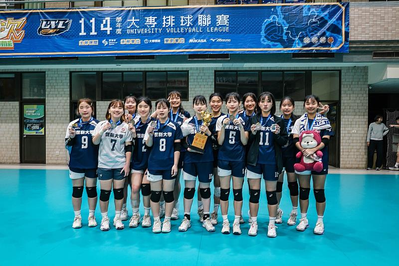 世新女排首年參賽即勇奪UVL大專排球聯賽公開二級亞軍。圖/永慶房屋提供