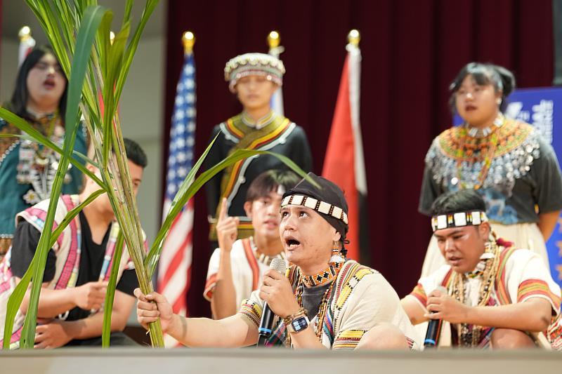 2026 WURI全球排名發布大會開幕式充滿濃厚台灣文化意象，由台灣原住民族學生與文化團隊率先登場。