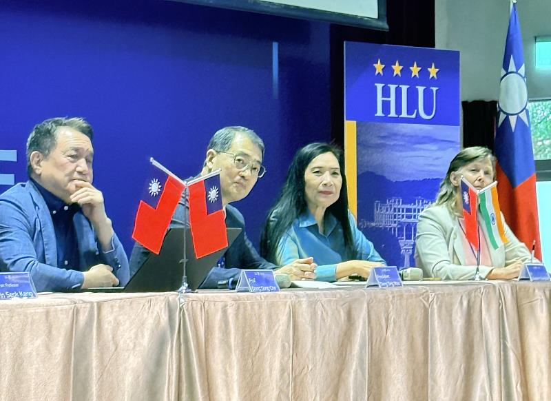 2026 WURI全球排名發布典禮媒體聯訪貴賓專注聆聽記者提問。