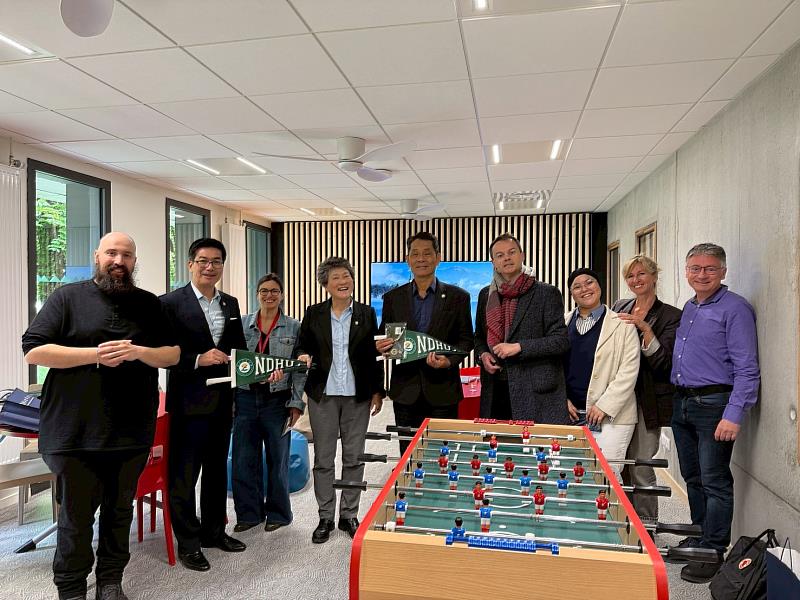 國立東華大學代表團拜訪University Grenoble Alpes後，與校方代表合影留念。