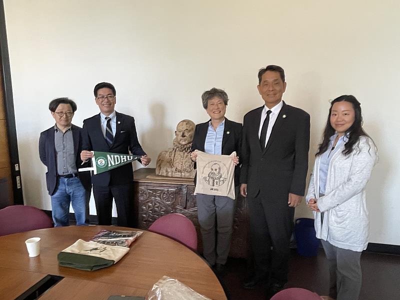 國立東華大學代表團與Université Bordeaux Montaigne代表團合影留念。