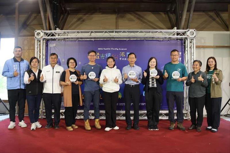 Deputy County Magistrate Hsieh presented the 