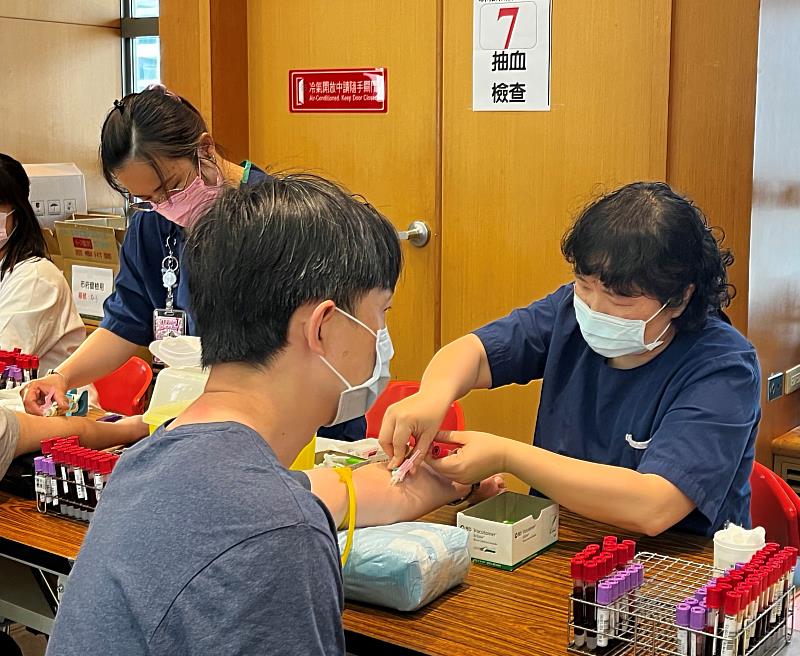 民眾接受抽血檢查。