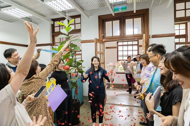 高市長贈送康乃馨給同仁受到熱烈歡迎。