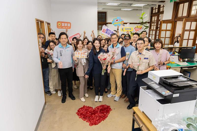 溫馨五月天！高虹安市長贈康乃馨再加碼100元禮券 祝同仁母親節快樂