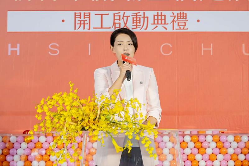 市長高虹安致詞，期盼隨著關埔空橋系統的完工與開工，逐步打造更便利、安全及友善的步行空間。