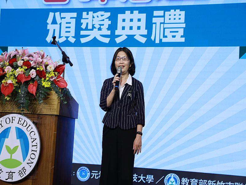 教育部學生事務及特殊教育司鄭文瑤專門委員主持115年度績優志工表揚。