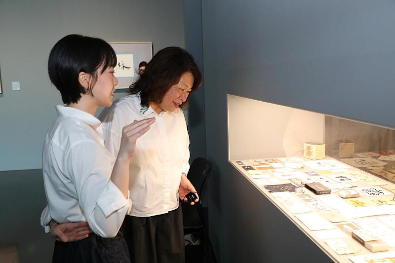 嘉義女兒王意淳「躲貓貓」書法個展開幕，黃敏惠市長到場送上鼓勵。