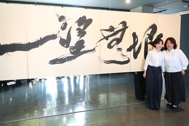 嘉義女兒王意淳「躲貓貓」書法個展開幕，黃敏惠市長到場送上鼓勵。