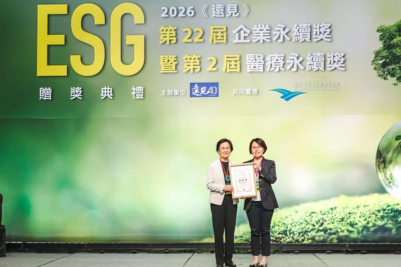 法巴人壽陳靜怡資深副總經理代表領獎。