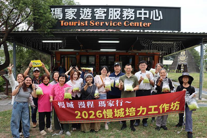 瑪家鄉慢城培力工作坊結合在地飲食文化辦理課程，學員一同製作芒果青。
