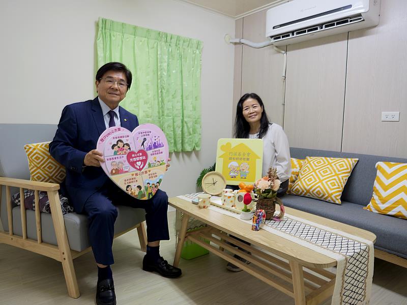 關懷站設置心理諮商室，未來由張老師基金會進駐提供服務。台大EMBA校友基金會董事長廖學茂（左）及張老師基金會楊國如老師（右）到場訪視。