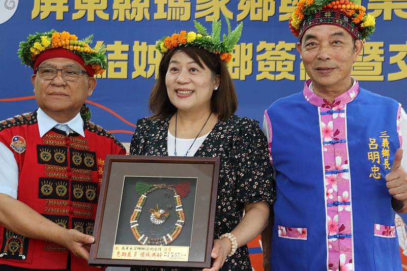 瑪家鄉羅清仁鄉長（左）致贈琉璃珠壁飾給南華大學葉月嬌副校長（中）及三義鄉呂明忠鄉長（右）。