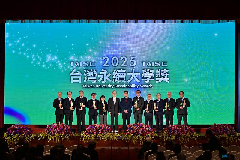 TAISE董事長簡又新大使（左6）、教育部次長朱俊彰（右6）與大學受獎代表合影。