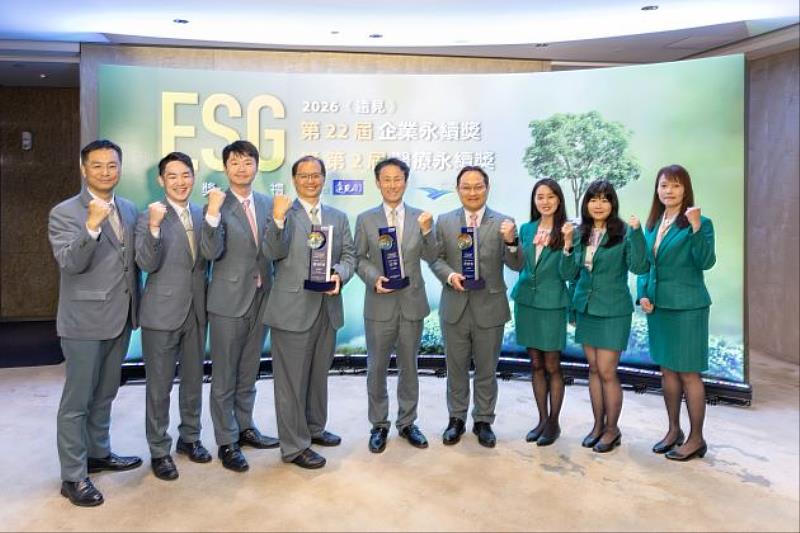 玉山金控長期投入永續治理與人才培育榮獲多項肯定，並由玉山金控總經理陳茂欽（中）率隊出席《遠見》ESG企業永續獎頒獎典禮。
