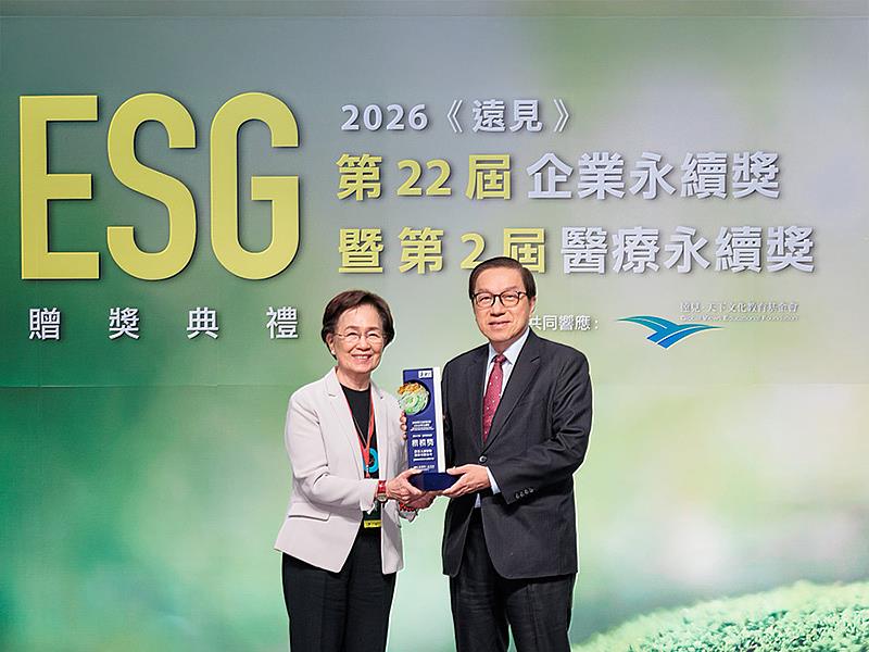 凱基人壽以防詐教育為核心，建構社會安全網絡，獲「遠見ESG企業永續獎-教育推廣組」楷模獎殊榮，由蘇錦隆執行副總經理代表受獎（右）。