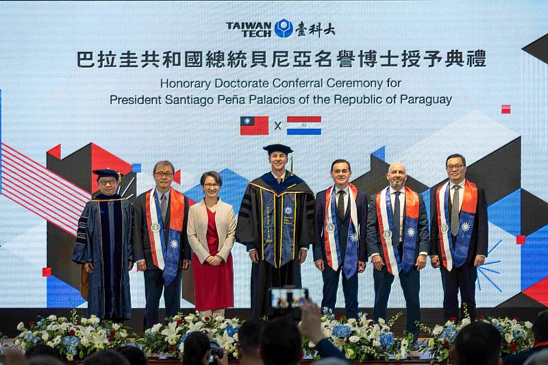 貴賓合影。左起：臺科大校長顏家鈺、教育部長鄭英耀、副總統蕭美琴、巴拉圭總統貝尼亞、拉米雷斯外交部長、臺巴科大校長杜亞德、外交部政務次長陳明祺。