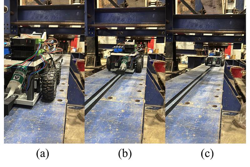 ROADRobot 於中央大學大型力學館實驗場域進行光纖布設實驗，三連張展示機器人沿預設軌跡自主前進並同步完成光線布設與膠材塗布的連續過程。