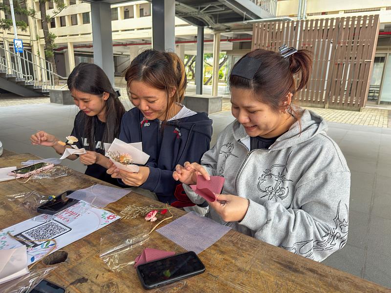 同學們親手製作康乃馨花束將對長輩的感謝之情藏進花瓣中。
