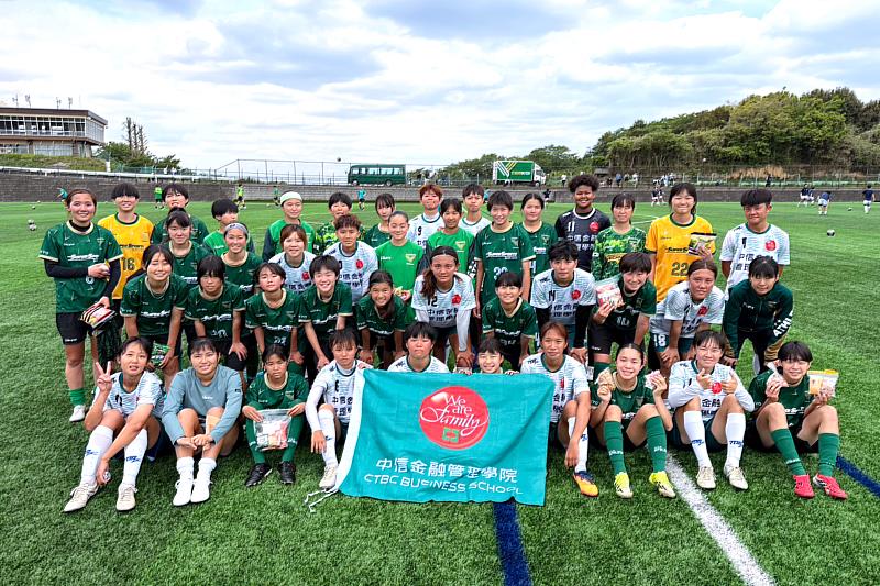 與日本知名的職業足球青訓梯隊「東京綠茵U18（Tokyo Verdy U18）」進行友誼賽。（圖／中金院提供）