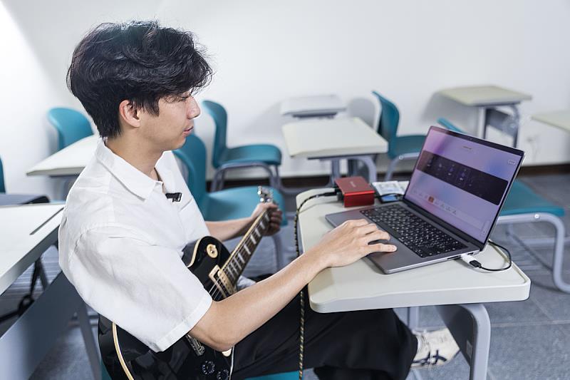 《RiffNode》內建11種主流效果器，並可以自行串接音效。