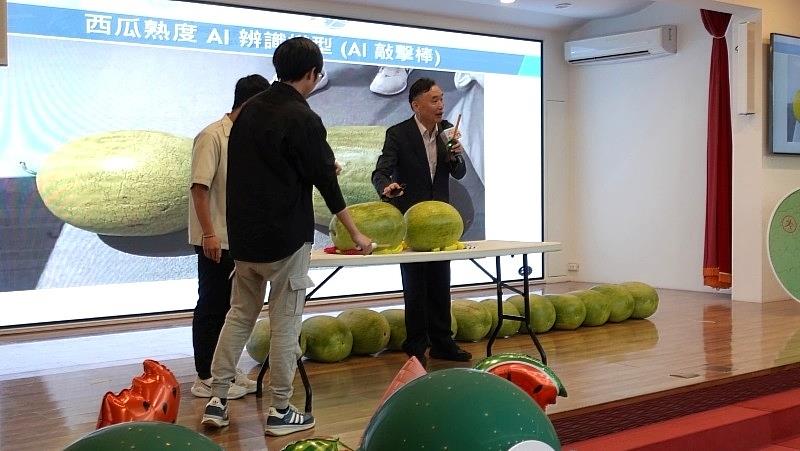 【實作能量・數據傳承】由黃能富校長研發之AI敲擊棒，將鑑瓜師經驗數位化，以精準AI聲學模型賦能傳統農業，落實南臺科大「實作型AI」理念。