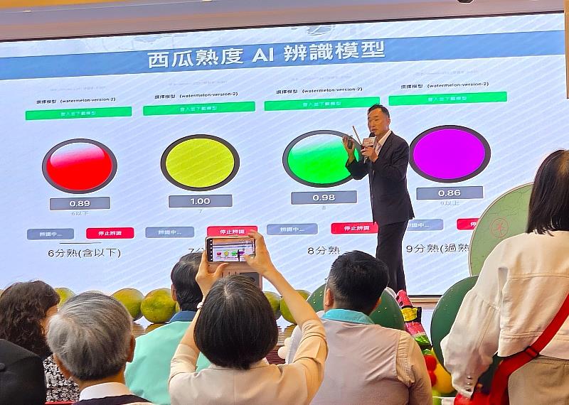 【AI數據化傳統經驗】南臺科技大學校長黃能富於發表會現場，親自示範「AI敲擊棒」。透過大螢幕展現AI聲學模型如何將傳統「聽聲辨瓜」經驗轉化以直觀燈號協助農民判讀熟度，展現實作型科技大學解決產業問題的實力。
