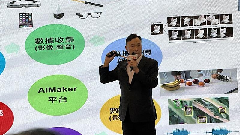 【科技領航・智慧農耕】南臺科技大學校長黃能富向花蓮縣長徐榛蔚及與會貴賓展示「AI敲擊棒」，透過燈號即時判讀西瓜熟度，獲各界高度好評。