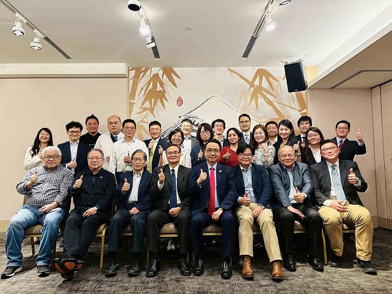 2026 淡江戰略學派年會議程學者晚宴。左起：國防大學政治學系教授莫大華、淡江大學國際事務與戰略研究所兼任副教授黃介正、政治大學東亞研究所名譽教授丁樹範、淡江大學國際事務與戰略研究所教授翁明賢、淡江大學國際事務與戰略研究所所長李大中、中央警察大學國境警察學系暨研究所兼任教授汪毓瑋、國防大學中共軍事事務研究所副教授兼所長董慧明。（圖／淡江大學提供）