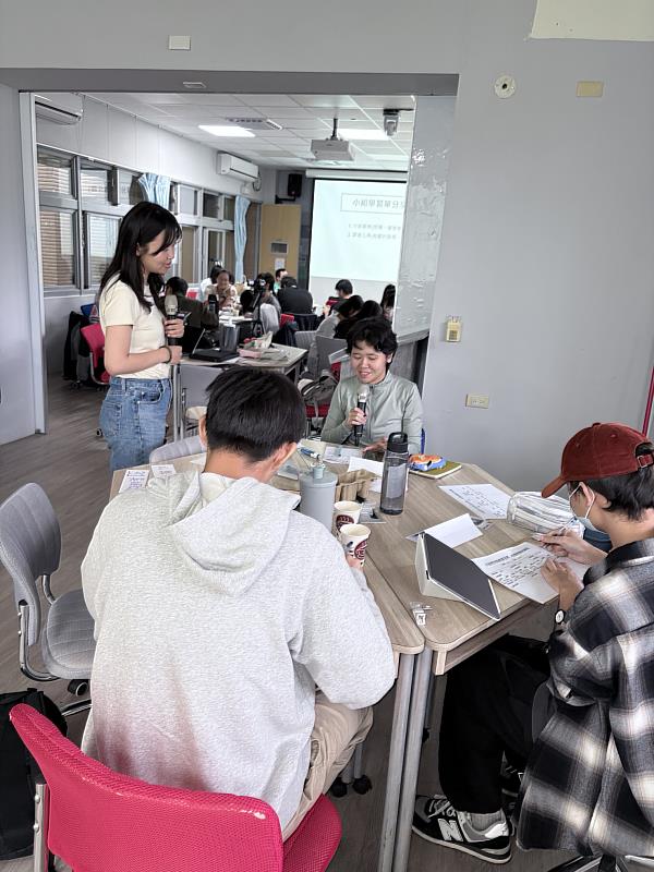 講師與修課學生互動。
