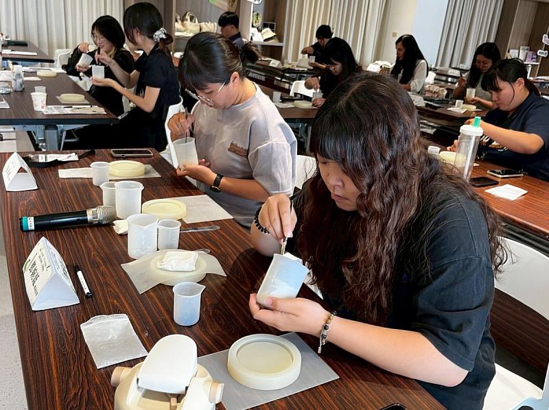參加學員認真製作屬於自己的檳榔炭泥杯墊。
