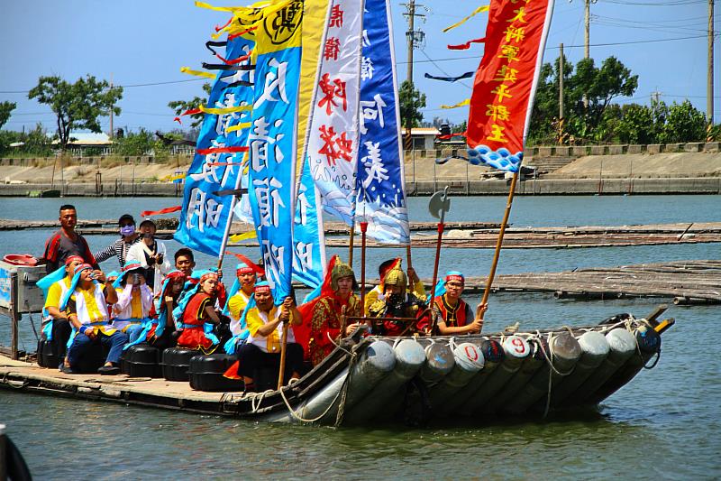 竹筏沿水域行進，搭配旗幟與隊伍編制，呈現鄭成功軍隊登陸台江的歷史意象。