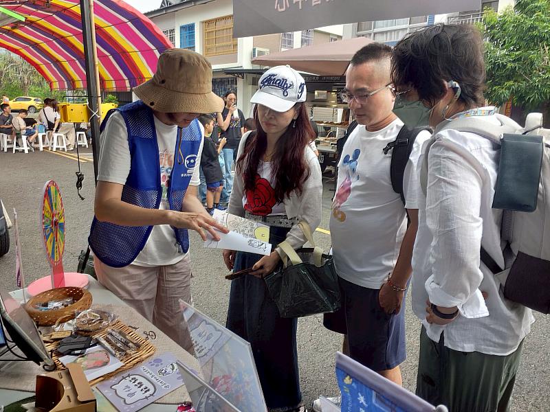 甲仙DOC向民眾分享課程成果。