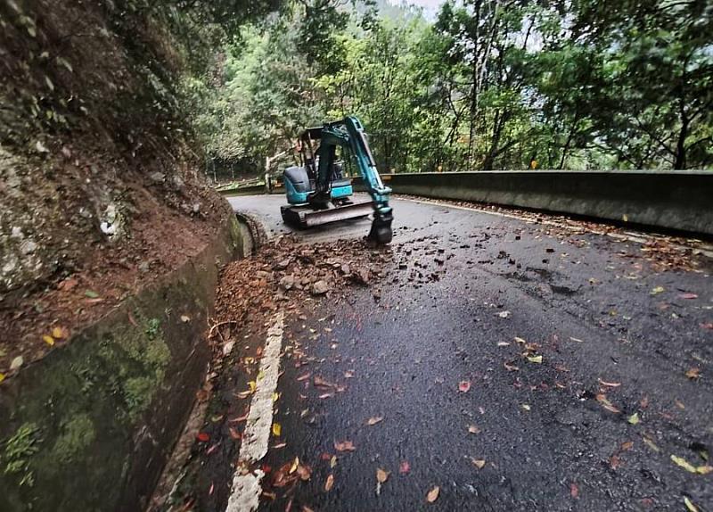 清理道路碎石。