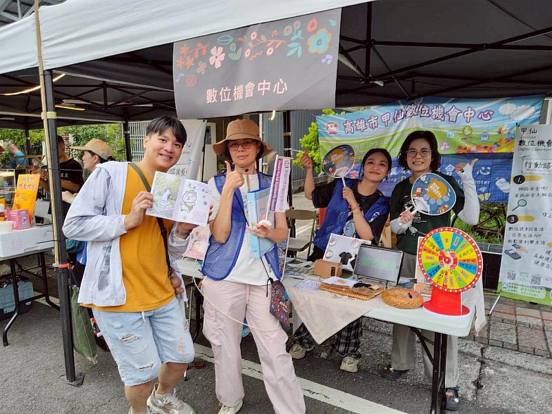 資管系攜手甲仙DOC參與「握土.返原文化祭」,與民眾合影。