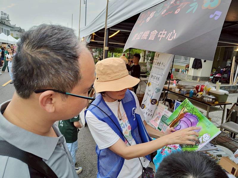 甲仙DOC向民眾介紹電繪繪本作品。