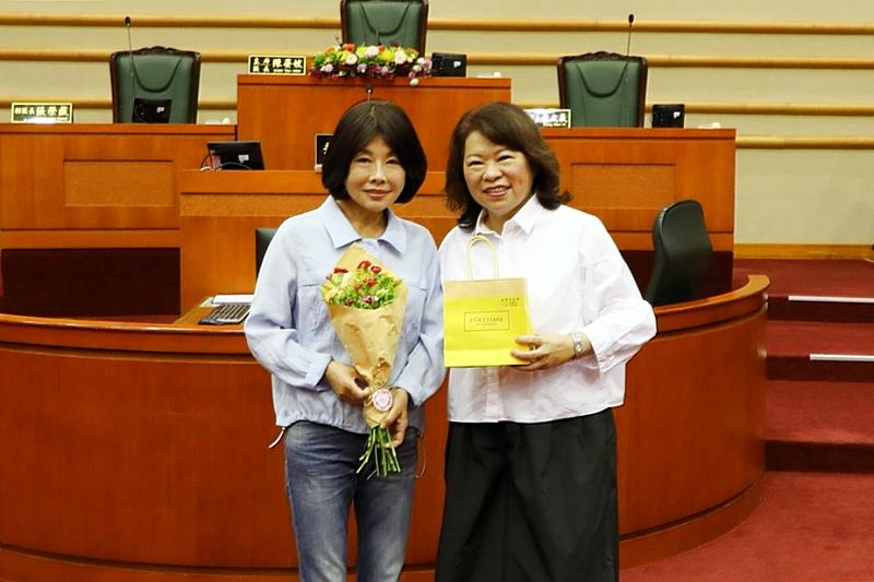 黃敏惠市長在母親節前夕致贈康乃馨,送上溫暖祝福。